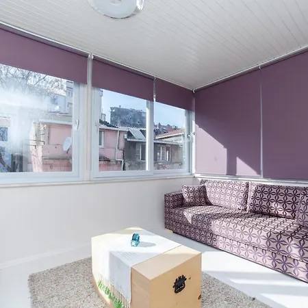 Newly-renovated 3-br, Lr, 2 Ac شقة *