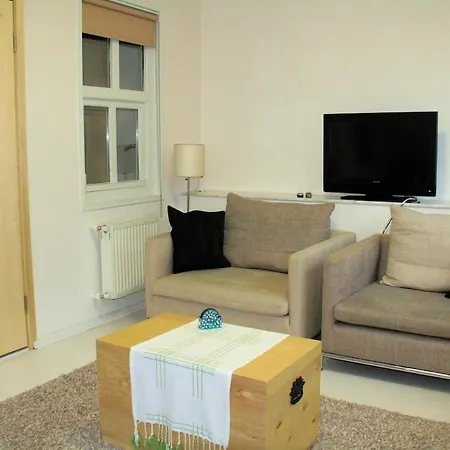 Apartment Newly-renovated 3-br, Lr, 2 Ac *