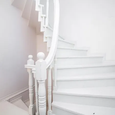 Newly-renovated 3-br, Lr, 2 Ac * اسطنبول