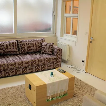 Newly-renovated 3-br, Lr, 2 Ac شقة