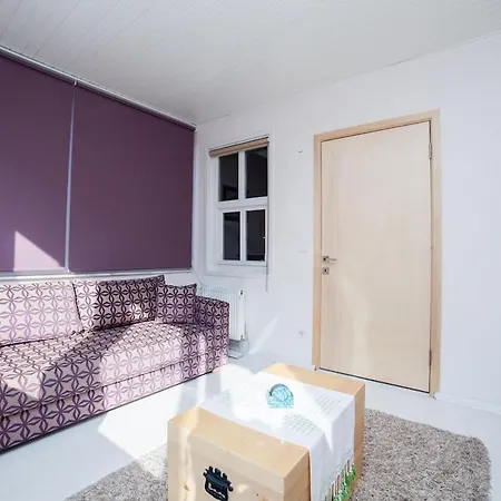 Newly-renovated 3-br, Lr, 2 Ac * اسطنبول
