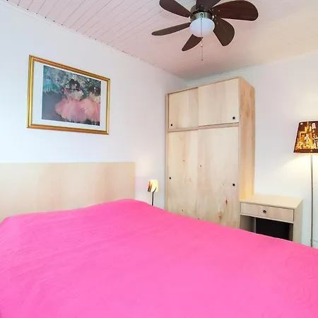 Newly-renovated 3-br, Lr, 2 Ac شقة