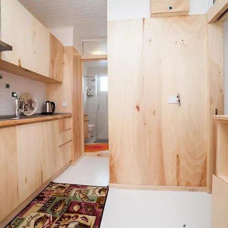 شقة Newly-renovated 3-br, Lr, 2 Ac