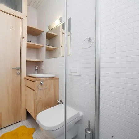 Apartment Newly-renovated 3-br, Lr, 2 Ac *
