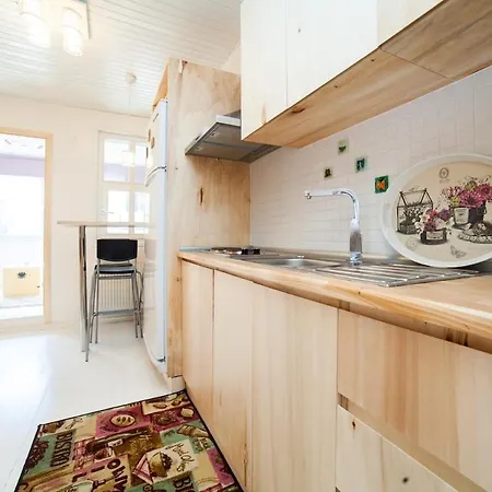 Newly-renovated 3-br, Lr, 2 Ac Apartment