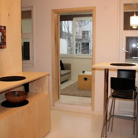 Newly-renovated 3-br, Lr, 2 Ac * اسطنبول