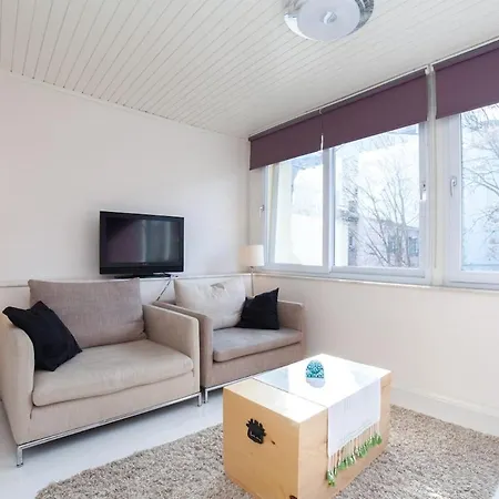 Newly-renovated 3-br, Lr, 2 Ac شقة *