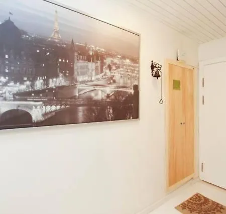 Newly-renovated 3-br, Lr, 2 Ac شقة *