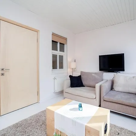 Newly-renovated 3-br, Lr, 2 Ac