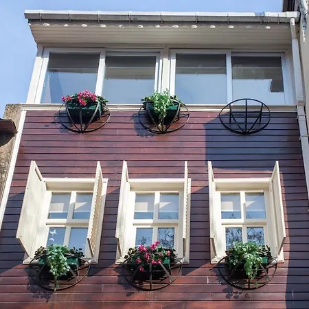 شقة Newly-renovated 3-br, Lr, 2 Ac *