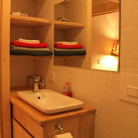Newly-renovated 3-br, Lr, 2 Ac اسطنبول
