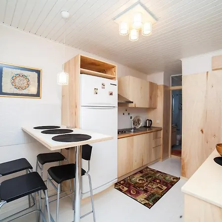 شقة Newly-renovated 3-br, Lr, 2 Ac اسطنبول
