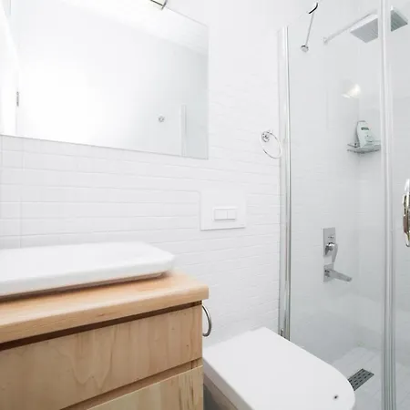 Newly-renovated 3-br, Lr, 2 Ac *