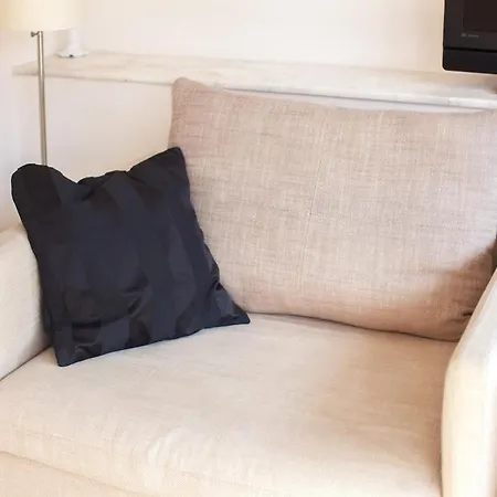 Newly-renovated 3-br, Lr, 2 Ac شقة *