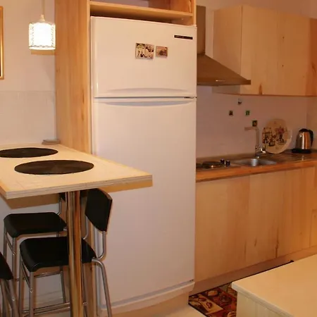 Newly-renovated 3-br, Lr, 2 Ac شقة